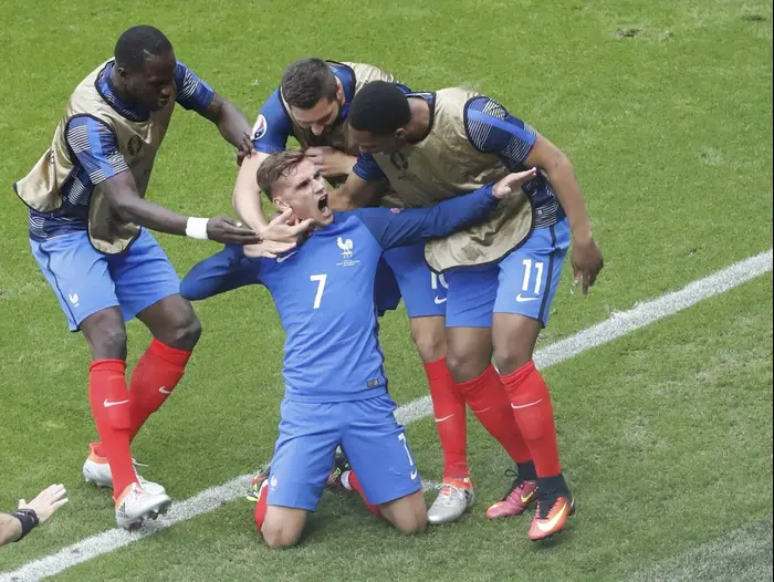 שחקני נבחרת צרפת עם אנטואן גריזמן (רויטרס)