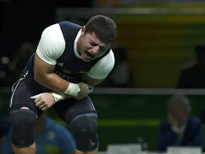 אנדרניק קראפטיין מרים משקולות ארמני (רויטרס)