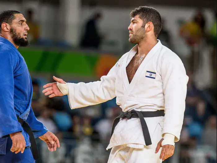 המצרי שלא לחץ את ידו של ששון נשלח הביתה ע"י הוועד האולימפי ...