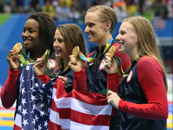 השחייניות האמריקאיות לילי קינג, דנה וולמר, קתלין בייקר, סימון מנואל עם מדליית הזהב (AP)