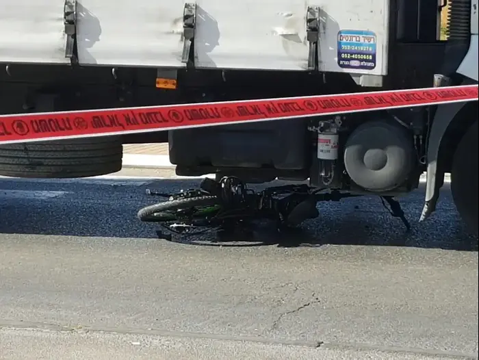 רוכב אופניים חשמליים בן 13 נפצע קשה מפגיעת משאית באור ...