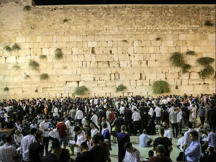 אלפים ציינו את תשעה באב ברחבת הכותל המערבי - וואלה! חדשות