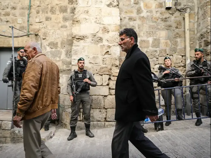 שוטרי מג"ב ופלסטינים בכניסה לשער האריות בירושלים (מערכת וואלה! , נועם מושקוביץ)