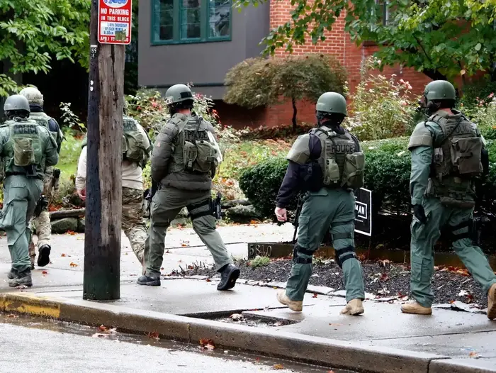 La police sur les lieux d'une synagogue Ã  Pittsburgh, Ãtats-Unis, le 27 octobre 2018 (AP, AP)