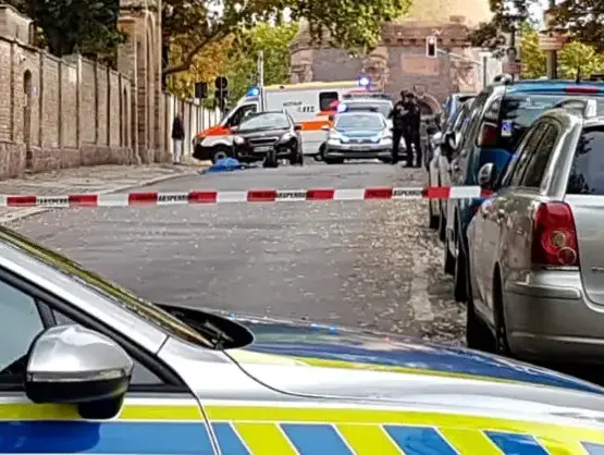 כוחות משטרה בזירת הירי מחוץ לבית כנסת בהאלה שבגרמניה, 9 באוקטובר 2019 (רויטרס)