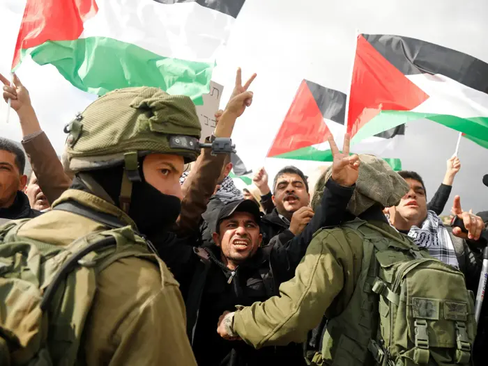 מפגינים פלסטינים מול חיילי צה"ל בהפגנה נגד עסקת המאה של נשיא ארצות הברית דונלד טראמפ בעמק הירדן ב-29 בינואר 2020 (רויטרס)
