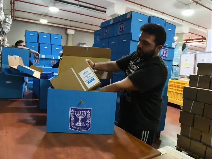 Election Commission Warehouse 2020 à Shoham, 12 février 2020 (Reuben Castro) Election Commission Warehouse 2020 à Shoham, 12 février 2020 (Reuben Castro)