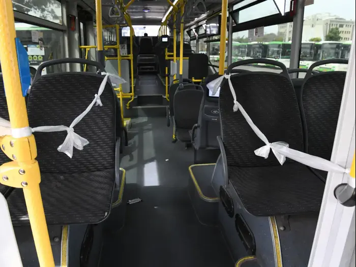 טיהור אוטובוסים של חברת אפיקים בפתח תקווה נגד נגיף הקורונה , מרץ 2020 (ראובן קסטרו)