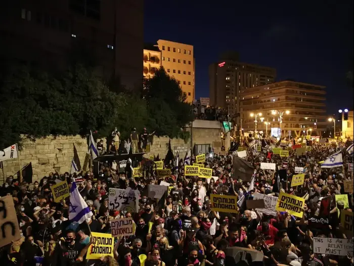 50 עצורים בעימותים אלימים אחרי ההפגנה ליד מעון רה"מ: "זעם שלא היה עד עכשיו" 3044339-46