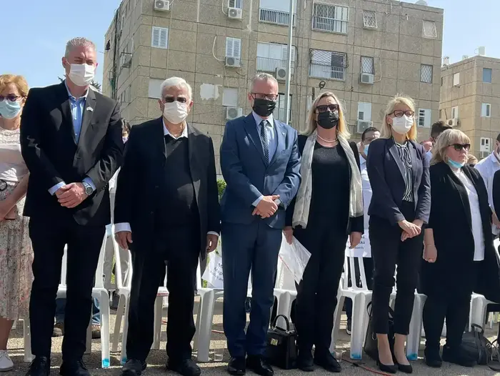 L'ambassadeur de Pologne en Israël Mark Magyrowowski et le maire de Kiryat Motzkin, Haim Tzuri lors de la cérémonie du jour du souvenir de l'Holocauste, le 8 avril 2021. Yoav Itiel L'ambassadeur de Pologne en Israël Mark Magyrowowski et le maire de Kiryat Motzkin, Haim Tzuri lors de la cérémonie du jour du souvenir de l'Holocauste, le 8 avril 2021. Yoav Itiel