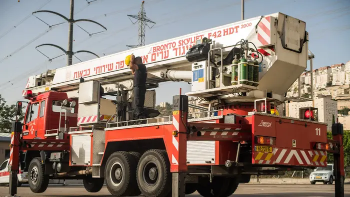 מכבי אש בתחנת כיבוי אש בחיפה. ערן גילווארג