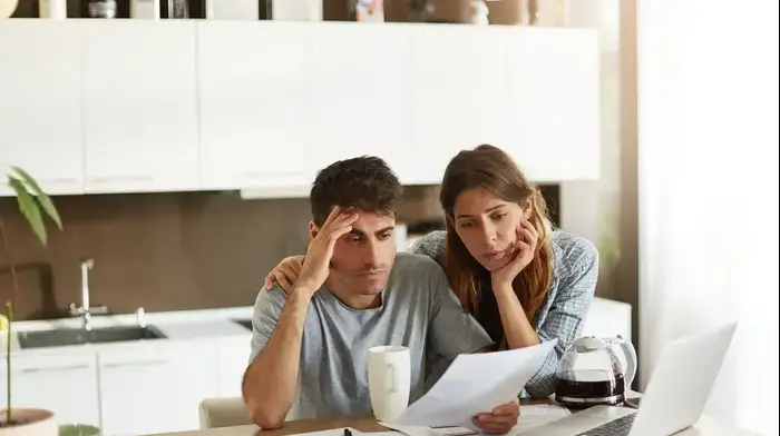 זוג בודק את חשבון הבנק. ShutterStock זוג בודק את חשבון הבנק. ShutterStock