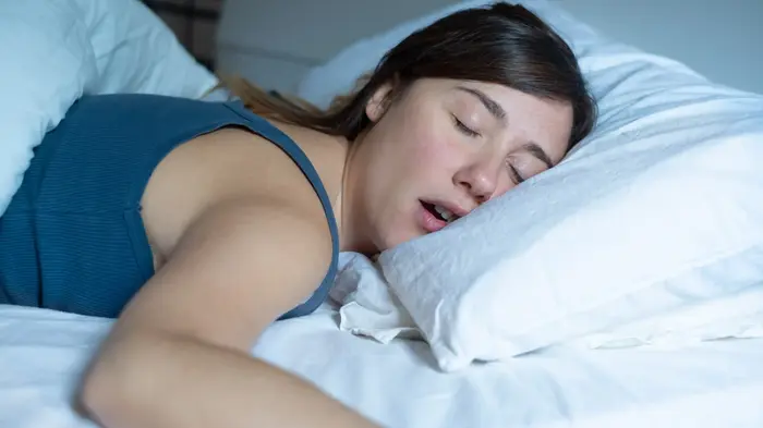 אשה ישנה עם פה פעור. ShutterStock אשה ישנה עם פה פעור. ShutterStock