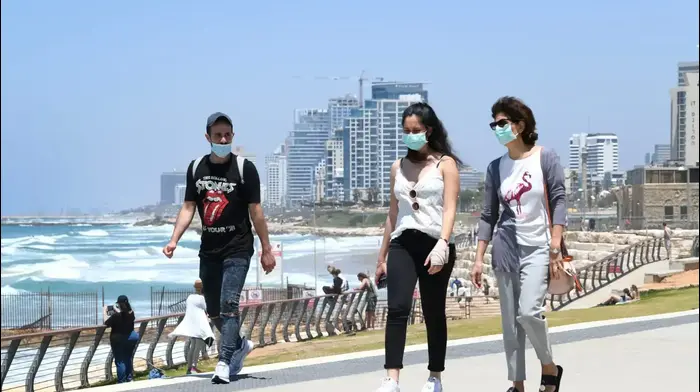 עוטים מסכה לצורך התגוננות מנגיף הקורונה סמוך לחופי תל אביב (צילום: ראובן קסטרו). ראובן קסטרו עוטים מסכה לצורך התגוננות מנגיף הקורונה סמוך לחופי תל אביב (צילום: ראובן קסטרו). ראובן קסטרו