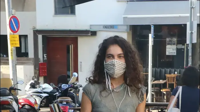 שלומית מלכה עם מסיכה ברחוב שלומית מלכה עם מסיכה ברחוב