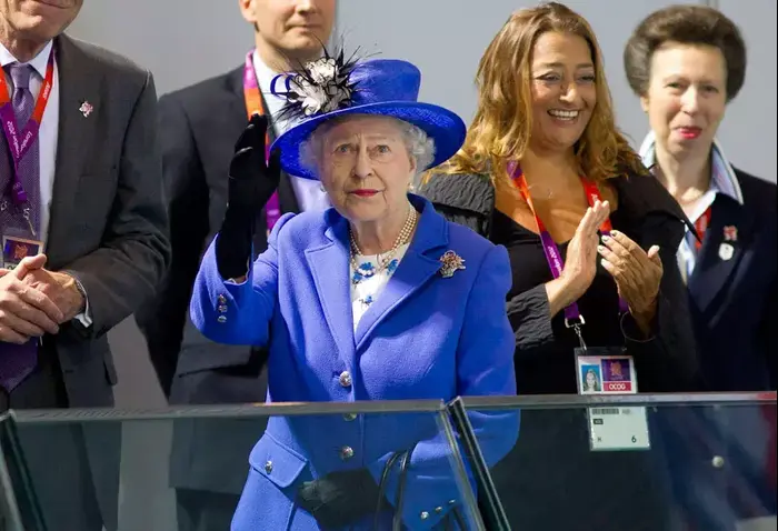 מלכת אנגליה אליזבת השנייה צופה בתחרות שחייה (רויטרס)