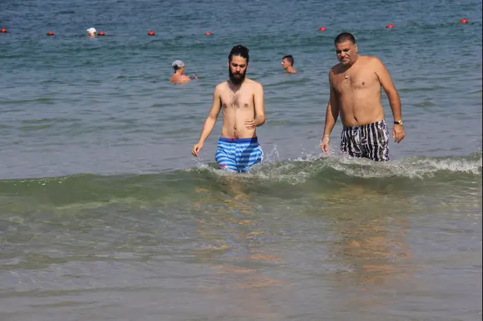 יוסי מזרחי טובל בים ביום החתונה עם נינט טייב - וואלה! סלבס