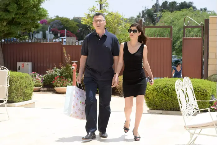 גדעון סער וגאולה אבן מצפים לילד שני - וואלה! סלבס