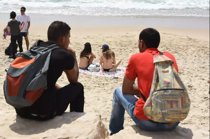 פלסטינים בחוף הים, תל אביב, 2 ביולי 2015 (ראובן קסטרו)
