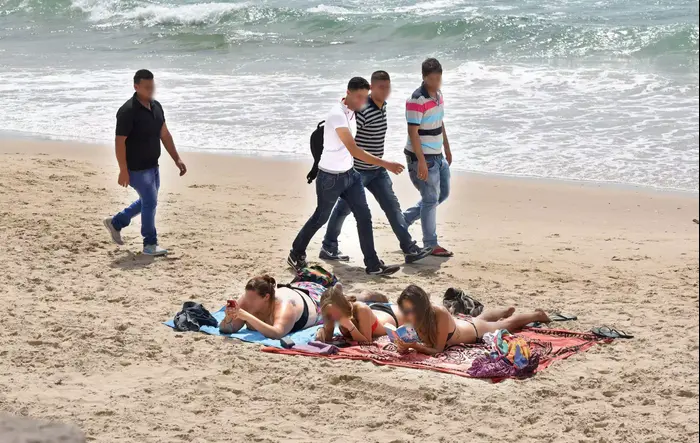 פלסטינים בחוף הים, תל אביב, 2 ביולי 2015 (ראובן קסטרו)
