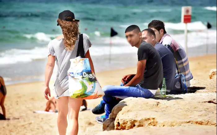 פלסטינים בחוף הים, תל אביב, 2 ביולי 2015 (ראובן קסטרו)