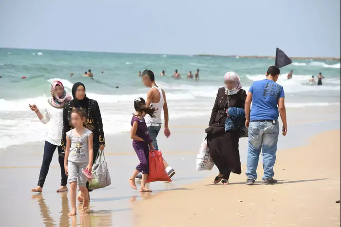 פלסטינים בחוף הים, תל אביב, 2 ביולי 2015 (ראובן קסטרו)