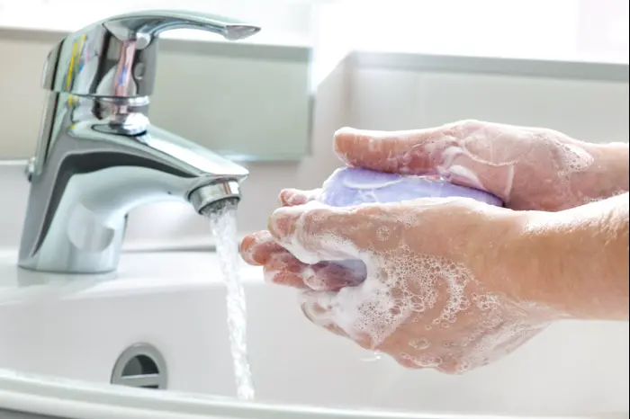 שטיפת ידיים עם סבון (ShutterStock)