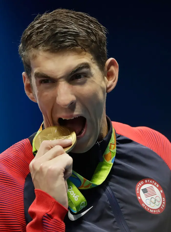 מייקל פלפס שחיין נבחרת ארצות הברית אחרי שזכה במדליית זהב ב-4X200 מטר בריו 2016 (AP)