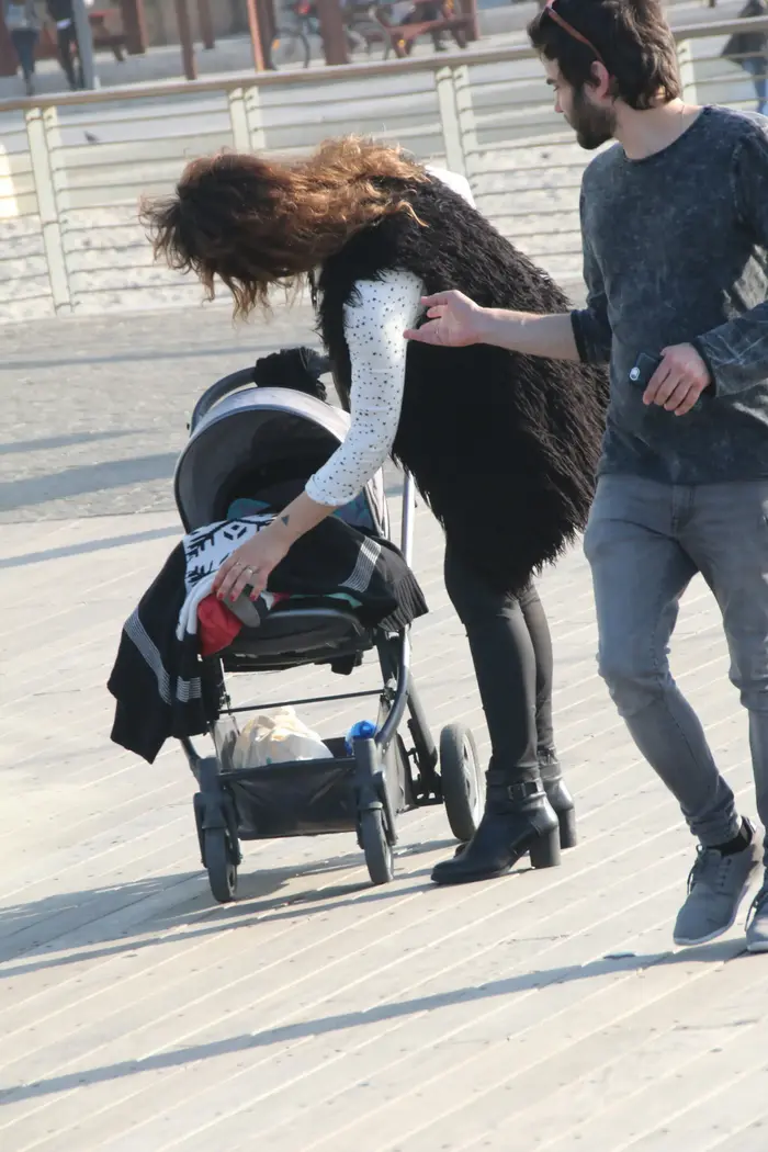 מארינה מקסימיליאן בלומין מטיילת עם הבת ליצ'י - וואלה! סלבס