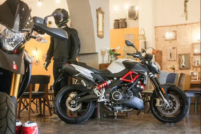 קבוצת עופר אבניר משיקה בישראל שני אופנועי Aprilia חדשים וואלה רכב