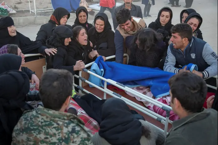 פינוי פצועים מאזור סרפול א-זאהב, מערב איראן, בעקבות רעידת אדמה, 13 בנובמבר 2017 (רויטרס)
