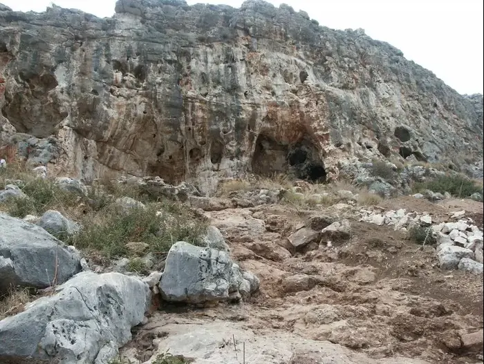Grotte de Meiselia au Carmel La zone de fouilles dans laquelle le plus ancien os fossile humain a été découvert (photographes autorisés temporaires, Université de Tel Aviv)