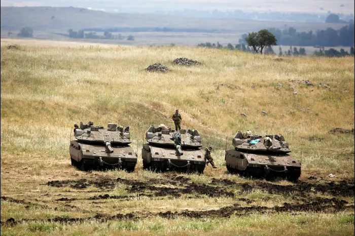 Soldados israelenses na fronteira de Golan Heights, 10 de maio de 2018 (Reuters)