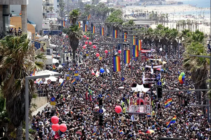 באו להרים: 250 אלף איש השתתפו במצעד הגאווה בתל אביב ...