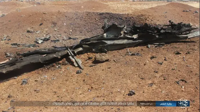 Les restes de l'avion de chasse syrien qui a Ã©tÃ© abattu par IsraÃ«l, le 25 juillet 2017 (capture d'Ã©cran)