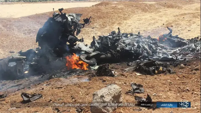 Les restes de l'avion de chasse syrien qui a Ã©tÃ© abattu par IsraÃ«l, le 25 juillet 2017 (capture d'Ã©cran)