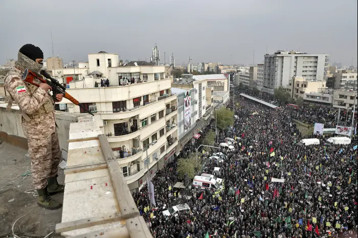 ברחו לשדה ונורו למוות: יותר מ-180 מפגינים נהרגו בהפגנות באיראן 2953798-46