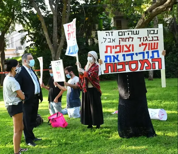 משפחתו של שולי רנד הפגינה מול הבית של צופית גרנט. צפו ...