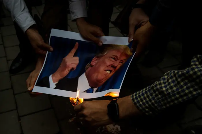 После выхода США из договора СВПД: иранцы сжигают портрет Дональда Трампа