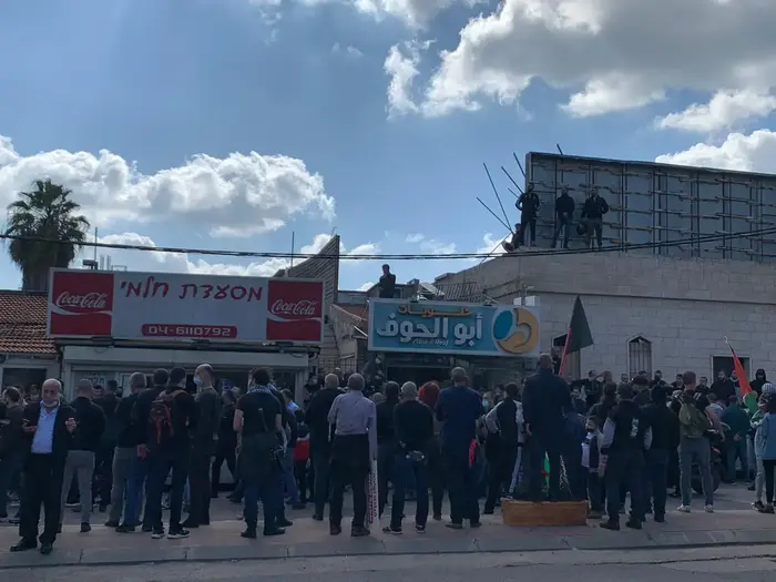 המוני מפגינים מקיפים את המסעדה בה התבצר יור רעמ מנסור עבאס בזמן ההפגנה באום אל-פחם נגד אוזלת ידה של המשטרה והאלימות במגזר הערבי. 5 במרץ 2021. ללא, אתר רשמי