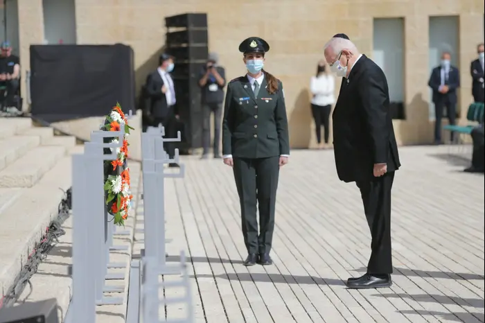 Le président Reuven Rivlin lors de la cérémonie de dépôt de gerbes le jour du souvenir de l'Holocauste, Yad Vashem, 8 avril 2021. Alex Kolomoisky, Site officiel Le président Reuven Rivlin lors de la cérémonie de dépôt de gerbes le jour du souvenir de l'Holocauste, Yad Vashem, 8 avril 2021. Alex Kolomoisky, Site officiel