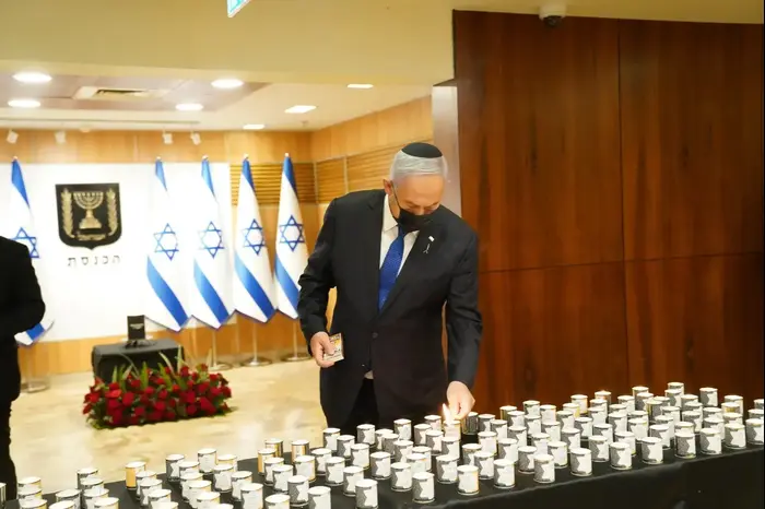 Le Premier ministre Benjamin Netanyahu a allumé une bougie lors de la cérémonie «Tout le monde a un nom» à la Knesset, le 8 avril 2021. Danny Shem Tov, porte-parole de la Knesset, site officiel Le Premier ministre Benjamin Netanyahu a allumé une bougie lors de la cérémonie «Tout le monde a un nom» à la Knesset, le 8 avril 2021. Danny Shem Tov, porte-parole de la Knesset, site officiel