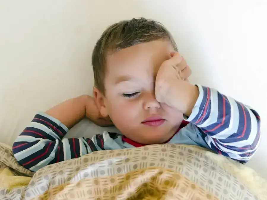 ילד מתעורר. ShutterStock