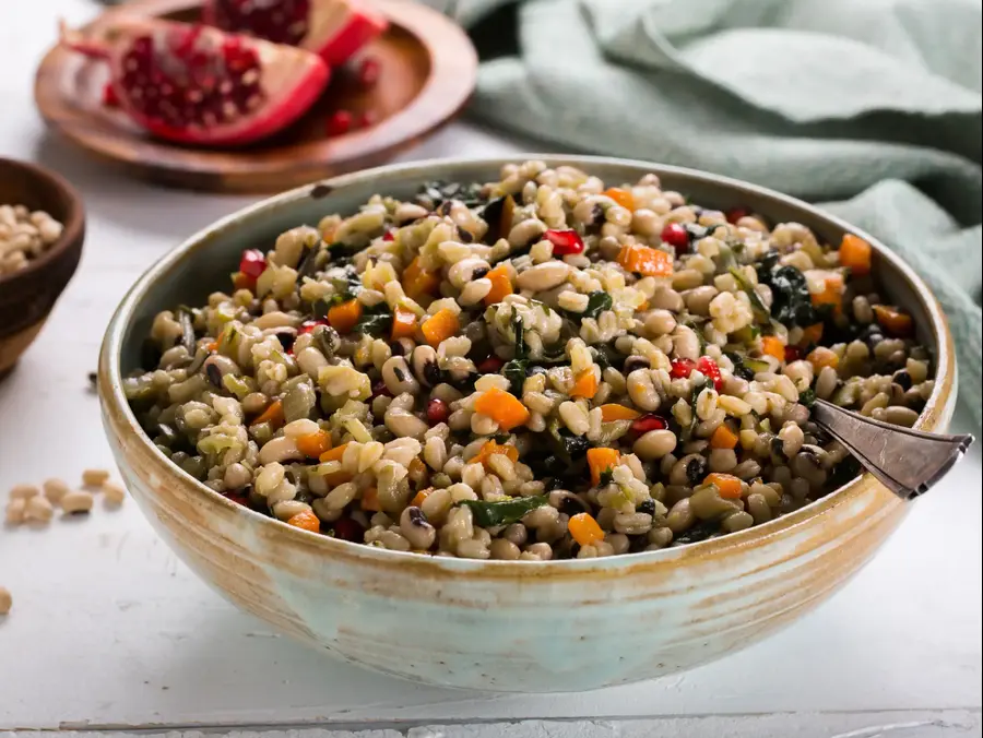 תבשיל חיטה ולוביה. צילום: אלון מסיקה, סטיילינג: נעה קנריק, 