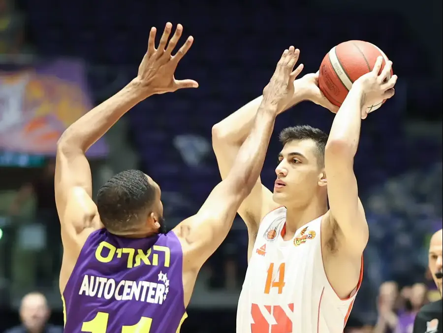 נועם דוברת, מכבי ראשון לציון, מול סי ג'יי האריס, הפועל חולון. דני מרון