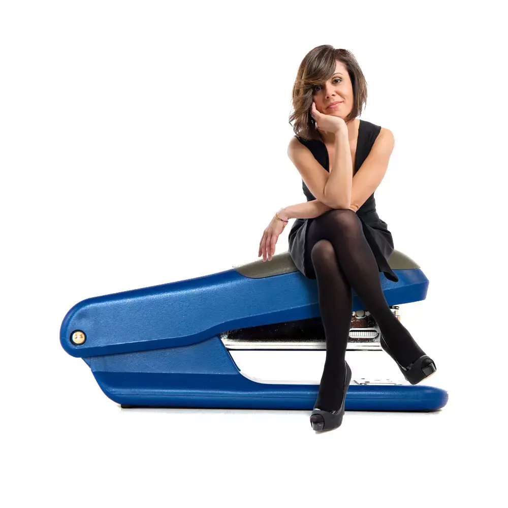 אישה יושבת על שדכן ענקי (ShutterStock)