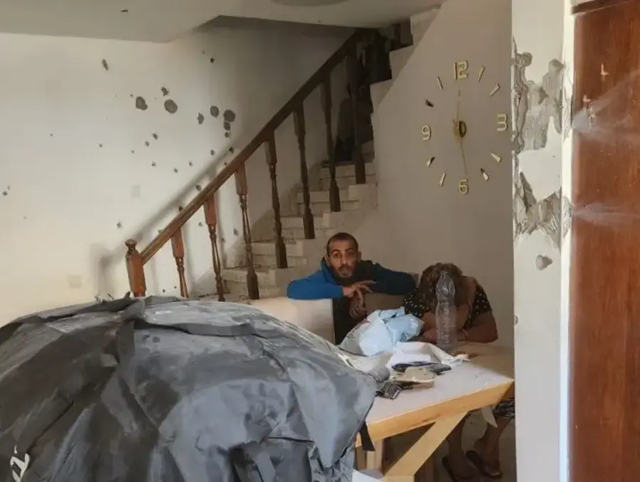 רחל אדרי מאופקים בביתה עם אחד המחבלים