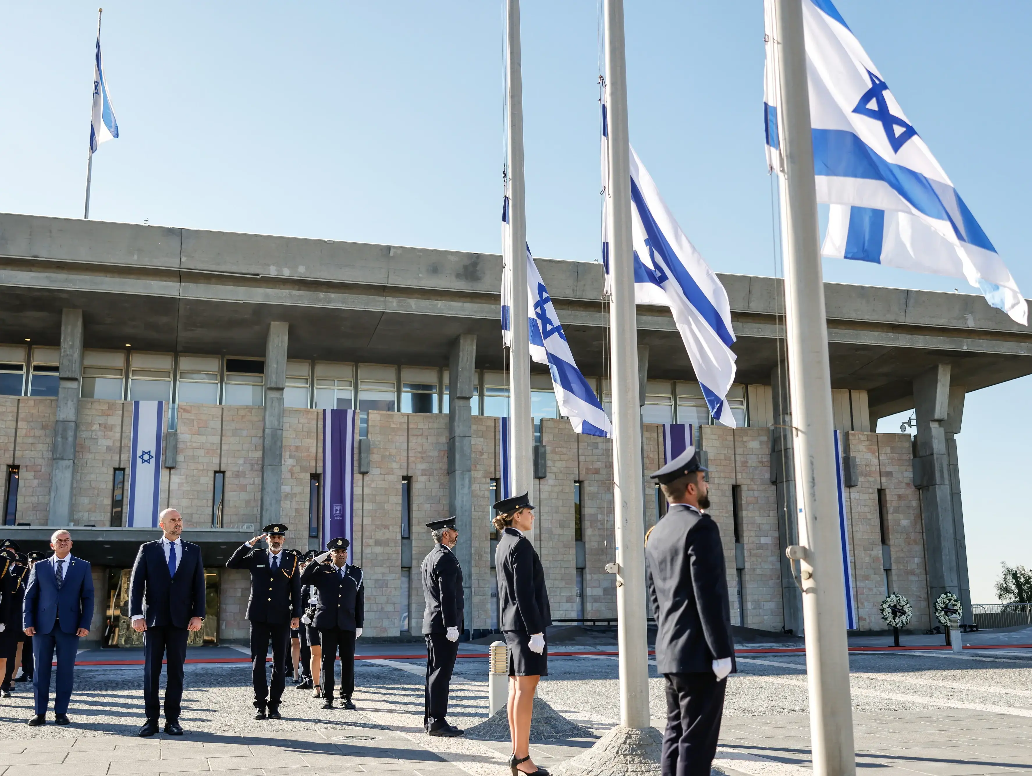 הורדת דגלי הלאום לחצי התורן ברחבת הכנסת, במעמד יו"ר הכנסת, מנכ"ל הכנסת משה (צ'יקו) אדרי, קצין הכנסת, ניצב יובל חן ובליווי משמר הכבוד של לוחמי משמר הכנסת
16 באוקטובר 2025