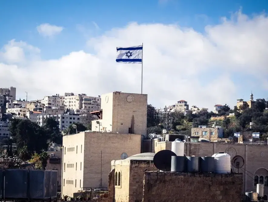 דגל ישראל מתנוסס