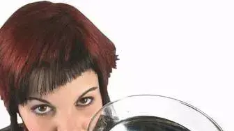 בחורה מחזיקה כוס קוקטייל בחורה מחזיקה כוס קוקטייל
